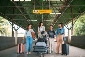 Photo d'une famille débarquant d'un aéroport